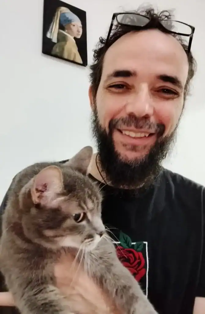 Newton Menegati, criador do Comedouro Inteligente, com sua gata Duda